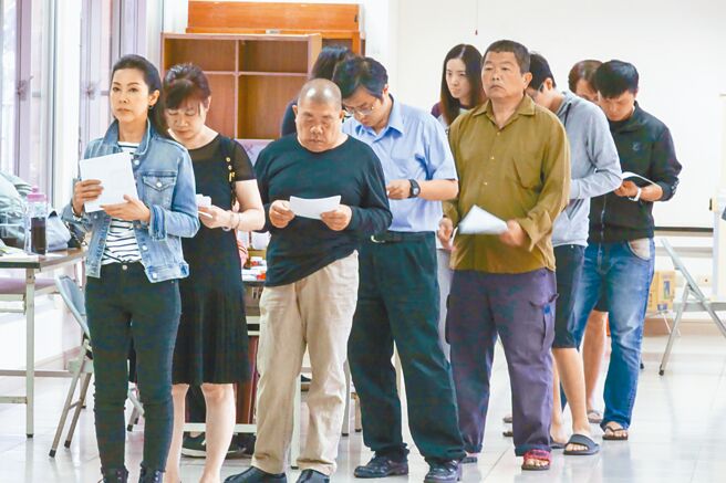 原定8月28日举行的「反莱猪」、「珍爱藻礁」等4项公投案，因疫情延至12月18日举办。内政部昨天宣布，8月10日至12日三天，民眾可上内政部户政司网站或到户籍所在地的乡镇区公所查询自己有无投票权。。(本报资料照片)