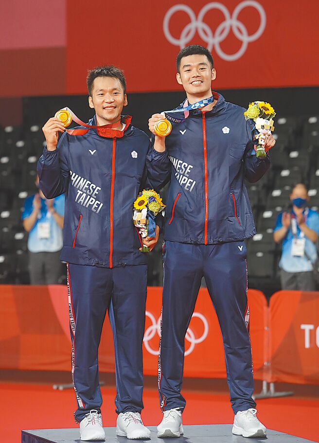 羽球黄金男双王齐麟（右）与李洋（左）代言台酒等产品卡关，财政部助解套。（季志翔摄）