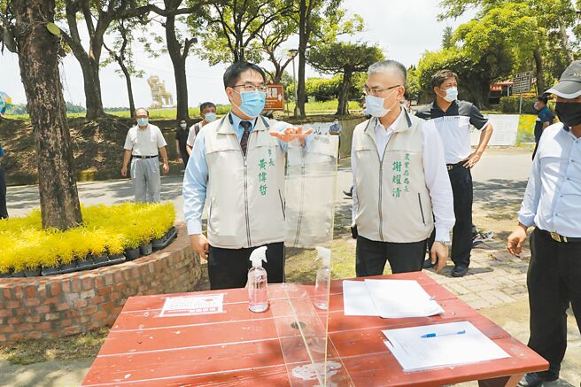 台南市長黃偉哲（左）視察休閒農場及風景區的防疫情形。（台南市政府提供／張毓翎台南傳真）