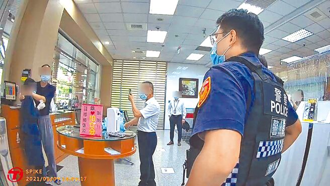 刚出狱5天的汤姓男子（左2）9日持美工刀架住女行员脖子，喊着「我要进监牢」，女行员吓哭，幸好警方赶到逮捕汤，行员未受伤。（民眾提供／卢金足台中传真）