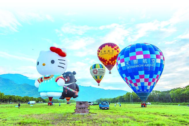 一波三折的第11屆台東熱氣球嘉年華，9日清晨在池上鄉正式開場。（莊哲權攝）