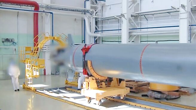 俄罗斯海军持续强化潜舰战力，俄国造船工业消息人士透露，俄国海军在2021年底前将接收3艘核子潜舰，其中1艘是可以载运远程核动力无人水下载具「海神」的试验型核潜舰。（摘自俄罗斯国防部官网）