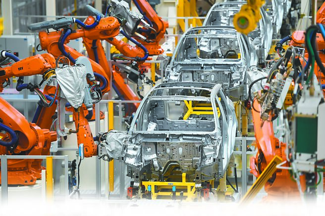 大陆吉利汽车与法国雷诺集团签署谅解备忘录，双方将合作开发油电混合动力汽车。（新华社）