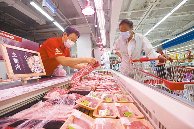 大陆国家统计局9日公布7月消费者物价指数（CPI）年涨1％，连续2个月回落，但生产者物价指数（PPI）年涨幅重返9％，追平5月创下的逾12年半高点。图为山西太原的消费者在超市内选购猪肉。（中新社）