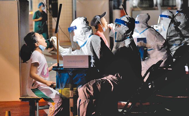 针对河南疫情，河南省委书记楼阳生9日下达「清零令」，表示下周是关键期，要继续同步开展疫调溯源，直至100％清零，将努力在本月底前扑灭疫情。图为8日郑州的一处核酸检测点，工作人员对市民进行核酸检测取样。（新华社）