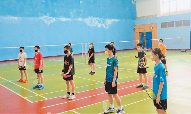 新北市长侯友宜宣布，10日起有条件开放高中以下学校暑期实体活动与体育团队训练。（新北市教育局提供／叶德正新北传真）