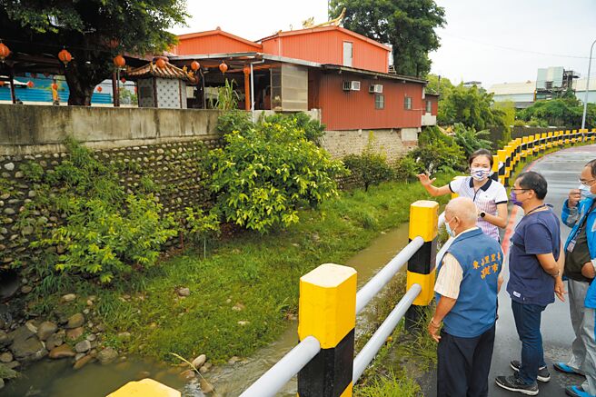 新北市树林区鹿角溪沟渠常有污泥淤积、杂草丛生问题。（洪佳君提供／蔡雯如新北传真）