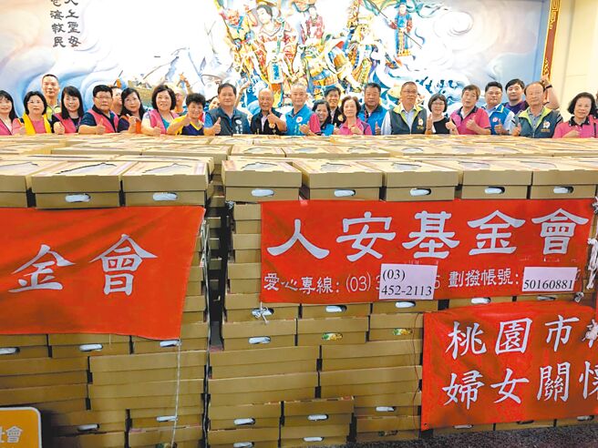 桃园市中坜仁海宫往年会将普渡供品包装转赠弱势族群，今年因取消活动也不会有爱心捐赠。（吕筱蝉摄）