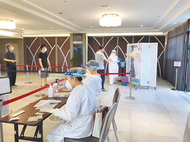 8月份的「全球防疫韧性排名」当中，台湾排在第41名，引起网友热议。图为桃园日前启动防疫旅馆新制，减少入境隔离期满民眾到医院採检的移动风险。（蔡依珍摄）