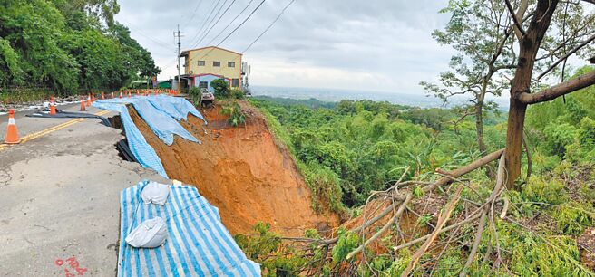 距离台湾民俗村300公尺的花坛乡三芬路，连月来因颱风豪雨，导致部分路段出现大面积严重坍方、另处路段路面出现裂缝，令人怵目惊心。（彰化环盟提供／谢琼云彰化传真）