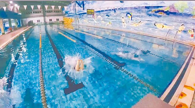 游泳池今日解封，但有诸多限制，有业者担心亏更多将继续停业。（摘自业者脸书／陈淑娥台中传真）