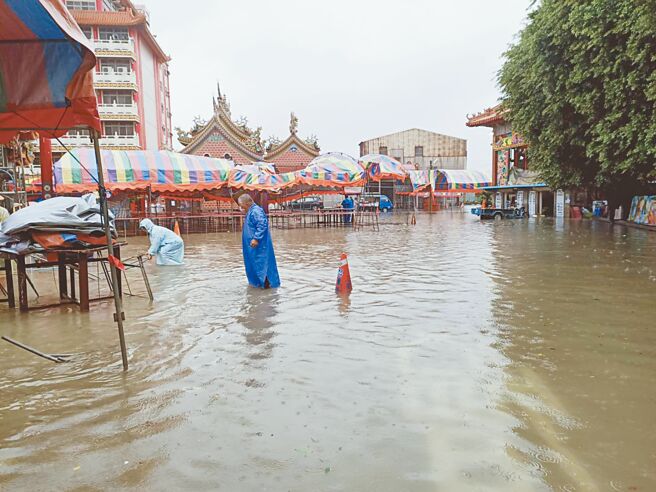 台南沿海地區9日清晨連3小時累積雨量破百毫米，多處街道淹水。（吳朝立提供／張毓翎台南傳真）