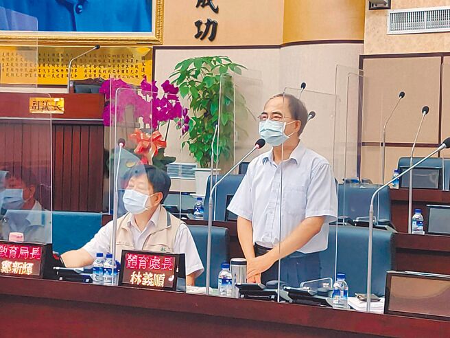 东奥热度延烧，体育署补助学校推动高尔夫运动的经费垫付款百余万元案，在台南市议会联席审查引发热烈讨论。图右为台南市体育处长林义顺。（洪荣志摄）