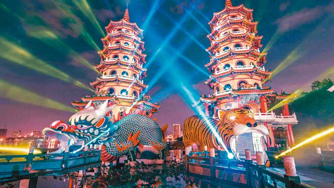 高市左营莲池潭的「龙虎塔」为知名地标，如今传出后方天际线恐因开发被破坏。（高市观光局提供／柯宗纬高雄传真）