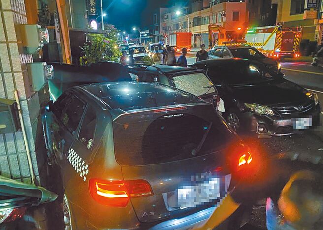 台东市8日晚间发生酒驾肇事，造成1死2伤，现场自小客车撞成一团。（民眾提供／庄哲权台东传真）