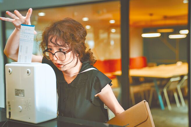 郭书瑶演出《何百芮的地狱毒白》女主角，重现宅女小红的故事。（彼此影业提供）