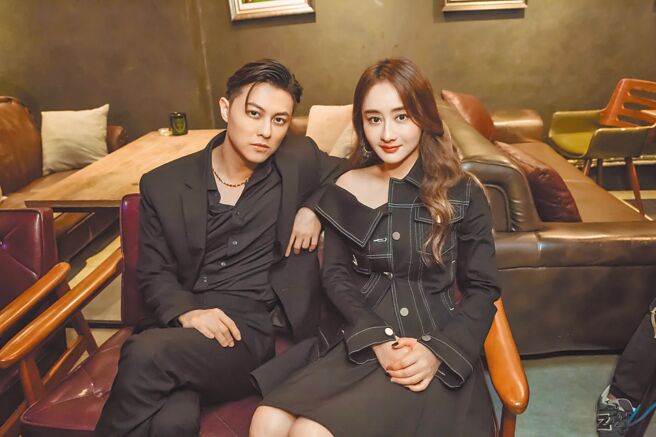 王子（左）和陳德容復工拍攝國片《山中森林》，兩人暢談拍攝花絮。（禾力文創提供）