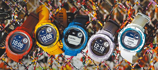 GARMIN推荐Instinct Solar本我系列智能腕表，潮流炫色版1万1990元，运动衝浪版1万2990元，现有优惠价。（GARMIN提供）