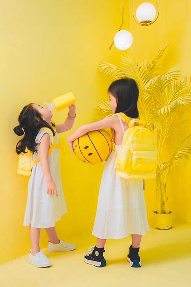 CiPU喜舖推出「极致灰」、「亮丽黄」两色，盼带给消费者愉悦心情。（CiPU喜舖提供）