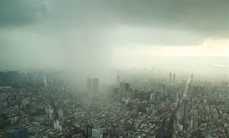 台北天空破大洞！午後大雷雨市區上空現雨瀑 驚人照片曝光