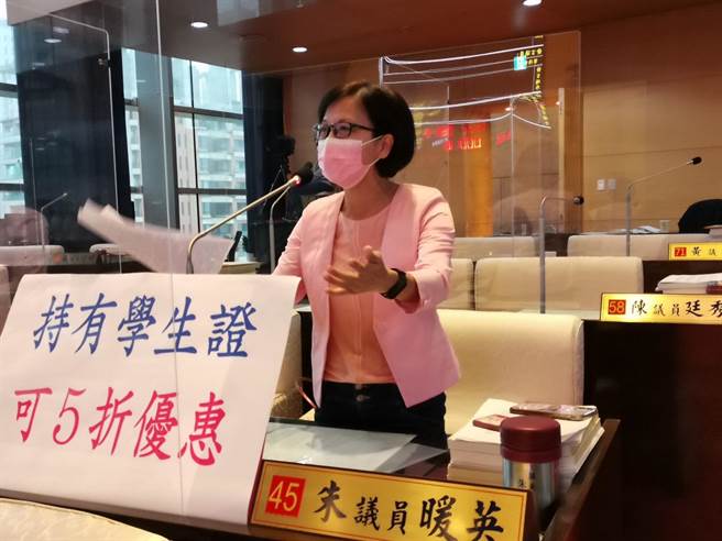 朱暖英建议，九月开学可否让持有学生证的学生，可半价优惠搭捷运上学，一来提升运量减少损失，二来可减轻家长的负担。（陈世宗摄）