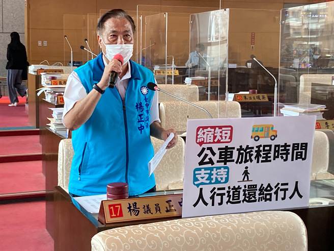 市议员杨正中建议，台中市政府应建立跨局处任务小组，推动台中市人本交通，达成友善城市目标。（陈世宗摄）