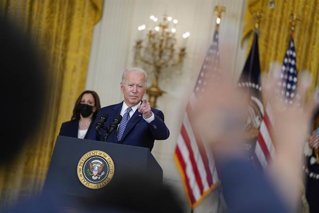 美參院通過1.2兆美元基建法案 送眾院審議。圖為美國總統拜登(圖中)在基礎建設現代化法案後舉行記者會。(圖/美聯社)