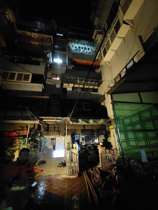 三峽民宅凌晨惡火 一家七口3死4命危(記者蔡雯如翻攝)