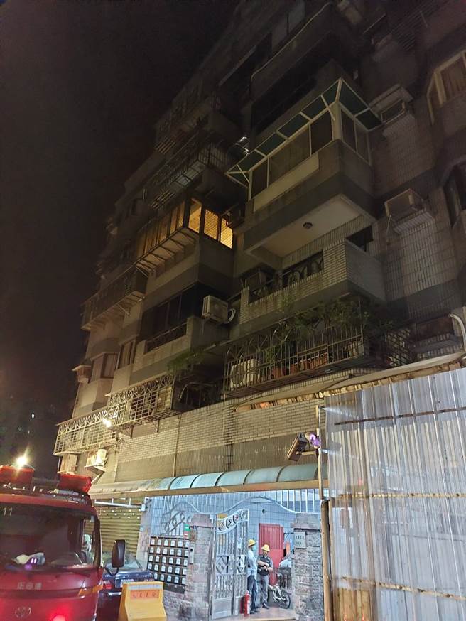 三峽民宅凌晨惡火 一家七口3死4命危(記者蔡雯如翻攝)