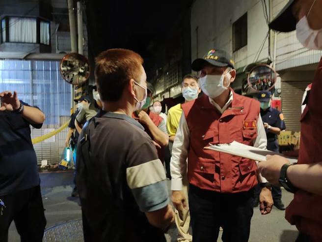 新北市三峽區民生街民宅凌晨惡火，導致屋主一家七口3死4重傷；新北市長侯友宜獲報後，第一時間抵達火災現場了解火警發生原因，並趕往雙和醫院慰問家屬。（消防局提供）