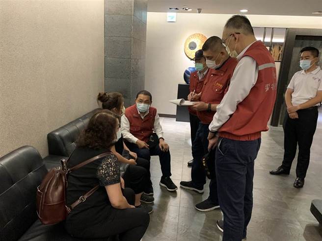 新北市三峽區民生街民宅凌晨惡火，導致屋主一家七口3死4重傷；新北市長侯友宜獲報後，第一時間抵達火災現場了解火警發生原因，並趕往雙和醫院慰問家屬。（消防局提供）