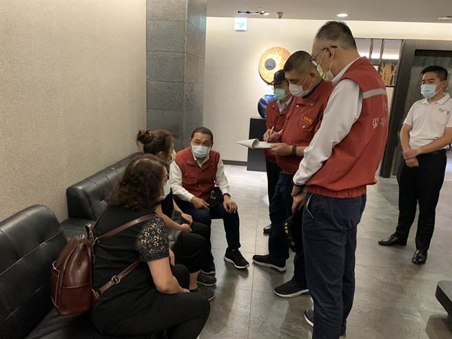 三峡民宅恶火，侯友宜急赴双和医院悼念3罹难者并慰问家属。(新北消防局提供)