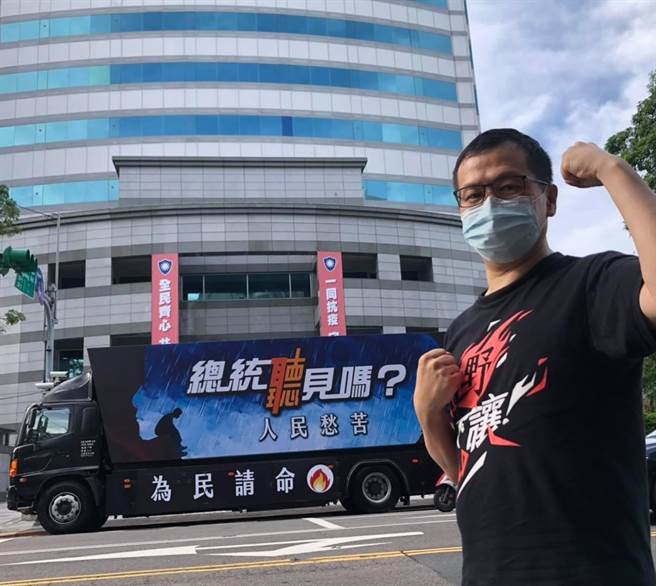 罗智强派出「小强金刚」，让蔡政府听见人民的声音。(图翻摄自罗智强脸书)