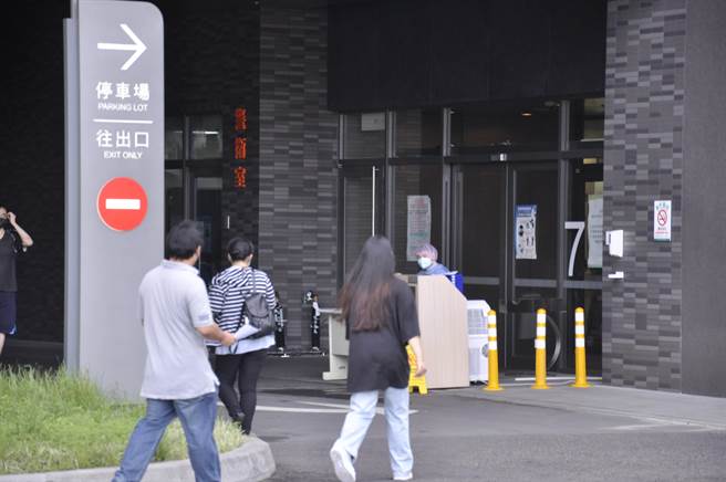 新北市三峽區民生街19巷7弄6層樓民宅一樓，今凌晨1點許發生火警，一家七口3死4重傷，家屬趕往醫院了解狀況。（蔡雯如攝）