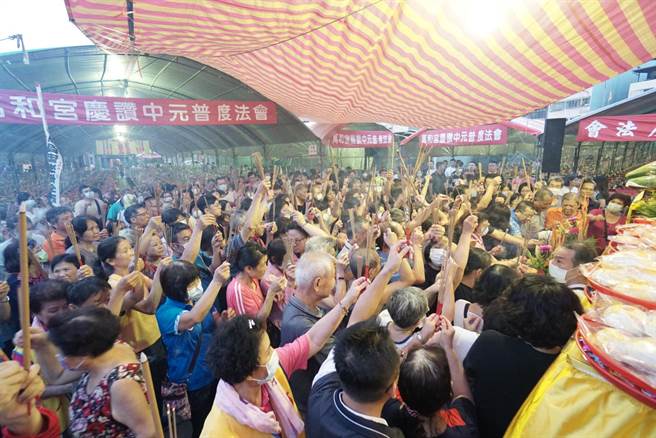 台中市万和宫去年庆讚中元普度法会盛况，今年恐难重现。（万和宫提供）