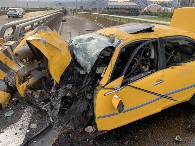 计程车撞上分隔岛，撞击力道太大，整台车体受损变形。（台中市消防局提供／张妍溱台中传真）

