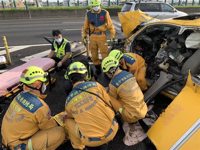 计程车车体严重变形，消防人员使用破坏器材破坏车体，抢救受困车内的彭姓死者。（台中市消防局提供／张妍溱台中传真）
