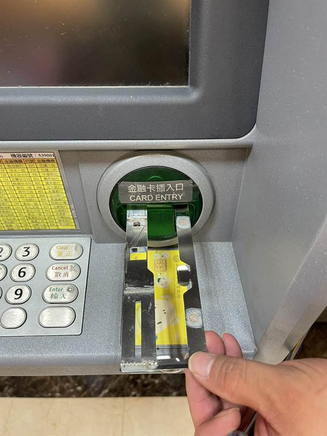 警方从卡槽内发现银色铁片。（基隆市警局提供／陈彩玲基隆传真）