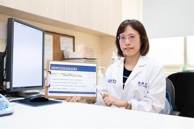 东元综合医院精神科主任杨铮宜医师建议，不妨教导孩子正确使用网路，引导孩子认识网路霸凌、潜在风险，并共同讨论适度使用时间等。（东元综合医院提供）