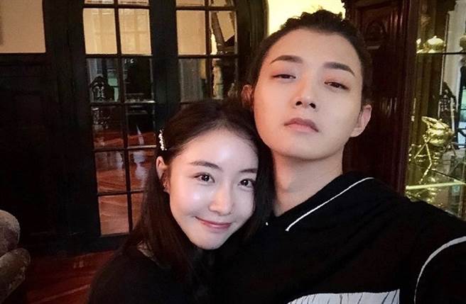 陳露前天曬出和霍尊約會照片。（圖／翻攝自遊夢島陳露微博）