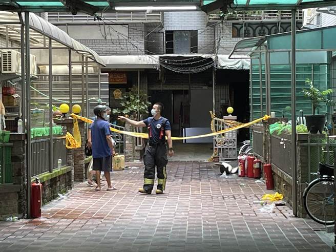 新北市三峡区民生街19巷7弄6层楼民宅一楼，今凌晨1点许发生火警，虽然警消在20分钟内控制火势，但仍造成3死4重伤的悲剧。警消表示，住宅客厅为木板隔间，客厅灵堂延长线有走火现象，灵堂全部烧毁，虽然住家有安装一住警器，但救灾时全家人都倒卧床内，疑似未听见声响，直接呛伤昏迷、死亡。（蔡雯如摄）