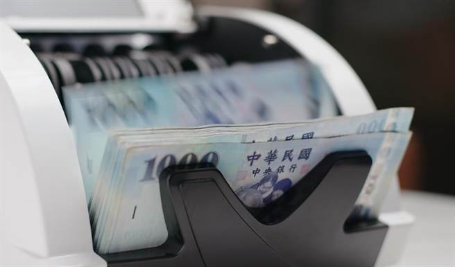 振興經濟發券還是現金各界爭論不休，醫師分享進行對照組試驗算出答案，否則都是大家寫作文，吵來吵去真沒意思。（圖／Shutterstock）