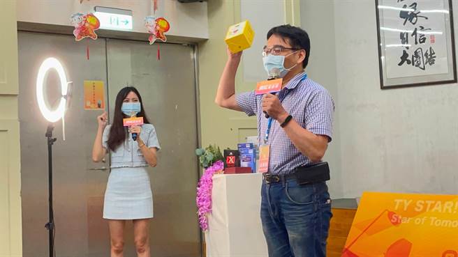 学员现场使用鲜一杯南非蜜树茶实际演练。(图/太阳星网路科技股份有限公司提供)