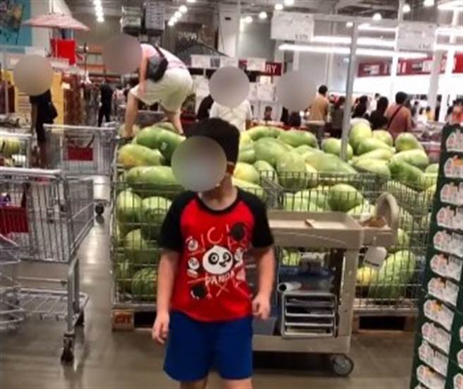 大媽爬好市多大西瓜山，男童直接看傻，5秒超扯影片點燃網友怒火。（圖／翻攝自爆廢公社二館）