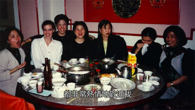 AIT處長孫曉雅（左二）第一次派駐台灣的老照片。（取自AIT臉書）