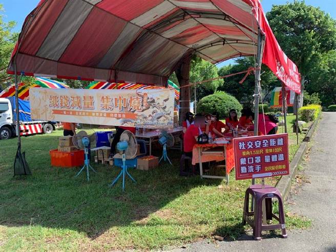 台中市府民政局呼吁，中元普度落实防疫，减香减金诚心不打折。（台中市府提供／卢金足台中传真）