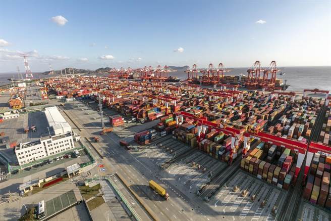 上海洋山港集装箱码头。(摘自新华社)