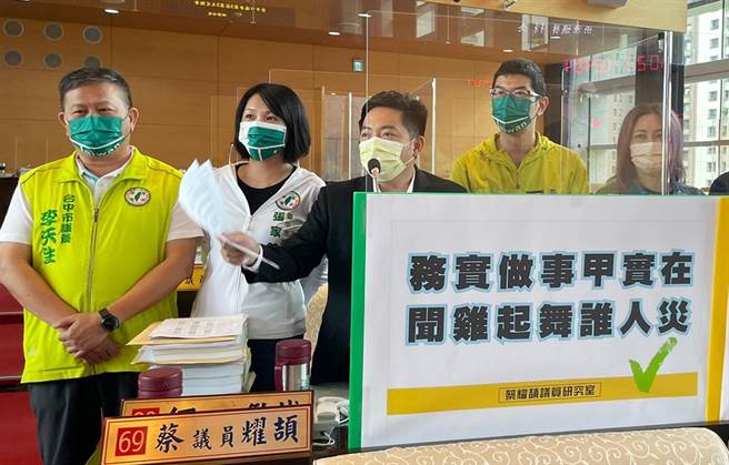 台中市议员蔡耀颉(中)于市议会质询说，有米其林热度发展台中美食可以很好，但卢市府对于米其林的推广预算编列是0元。（陈世宗摄）