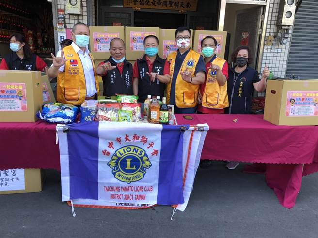 台中市大和獅子會、台灣大和志工社會關懷協會及太平南天明聖關帝文化協會，將普度募集近三百箱「普度大禮箱」轉送給弱勢家庭、獨居老人享用。（盧金足攝） 