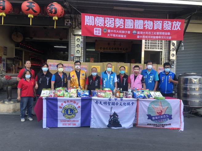 今年受疫情影響百業蕭條，弱勢家庭可獲得的補助物質都相對減少，善心社團持續推動「友善循環串聯」公益活動。（盧金足攝）